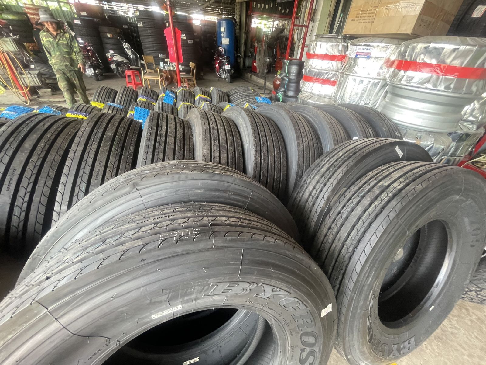 CUNG CẤP LỐP XE TẢI CŨ CHUYÊN DÙNG XE BEN - CONTAINER GIÁ RẺ TẠI DĨ AN BÌNH DƯƠNG